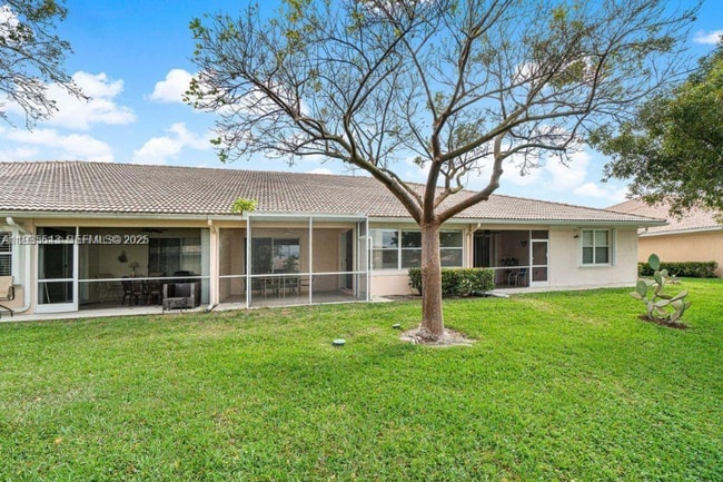 2437 S Coral Trace Cir in Delray Beach, FL - Foto de edificio - Building Photo