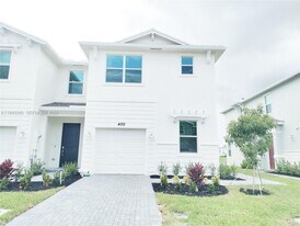 400 SE Crossoak Ln in Port St. Lucie, FL - Building Photo
