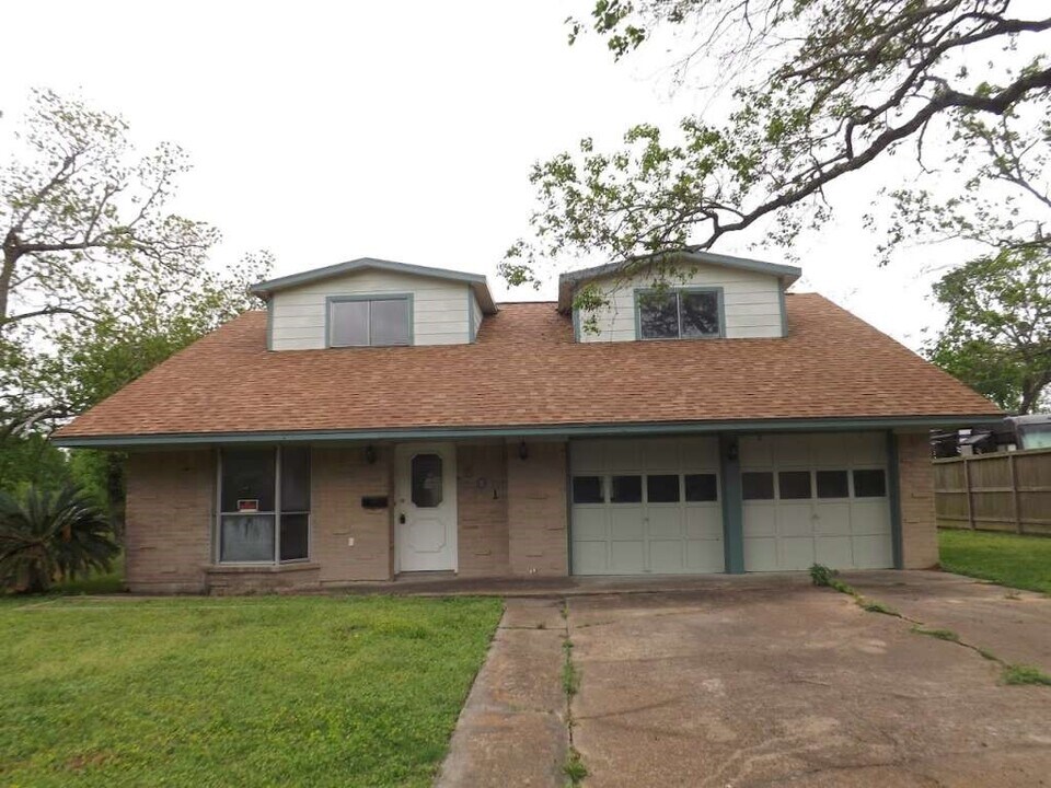 501 S Holmes St in La Porte, TX - Building Photo