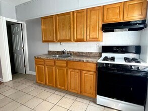 5753 N Beechwood St in Philadelphia, PA - Foto de edificio - Building Photo