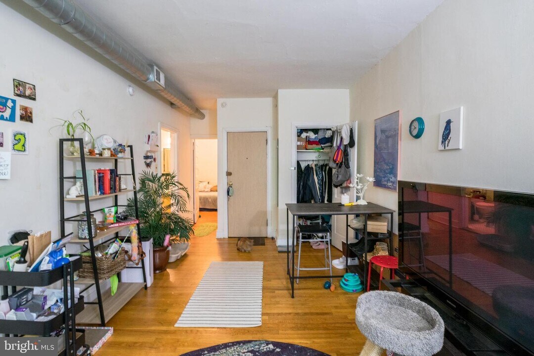 4244 Spruce St-Unit -UNIT 3F in Philadelphia, PA - Foto de edificio