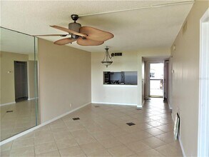 6291 Bahia Del Mar Cir in St. Petersburg, FL - Building Photo - Building Photo