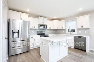 1255 NW Pne Blf Cir in Waukee, IA - Building Photo - Building Photo