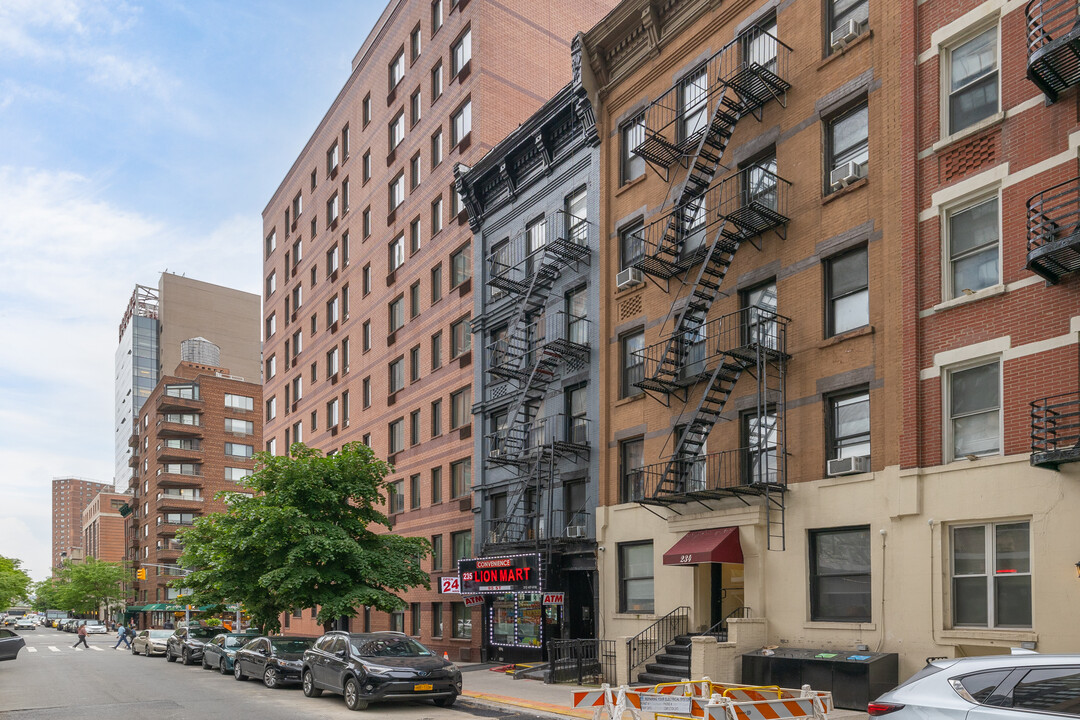 236 E 95th St in New York, NY - Building Photo