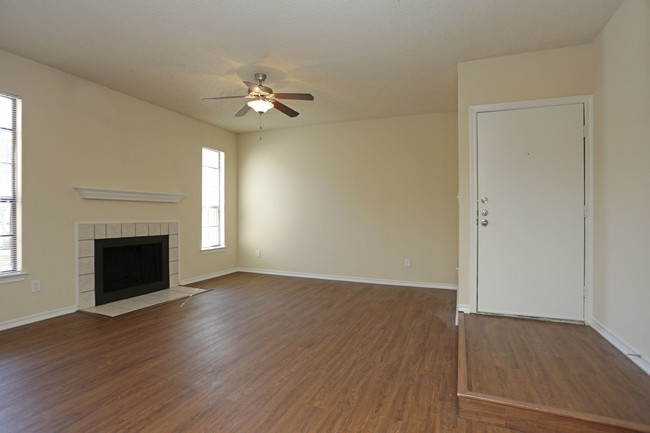 Oak Tree Condominiums in Carrollton, TX - Building Photo - Interior Photo