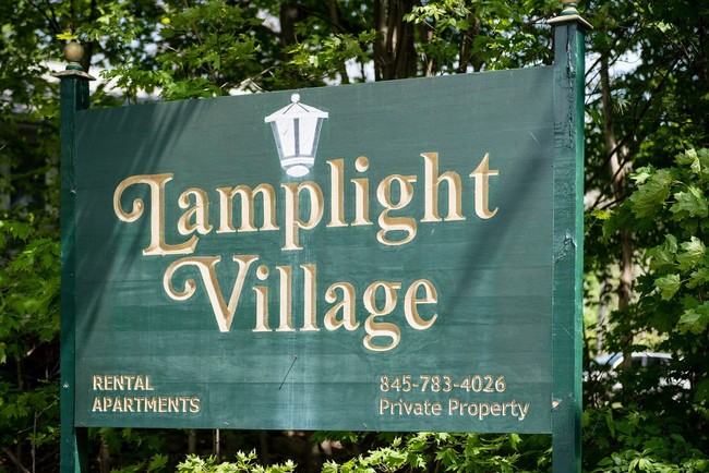 Lamplight Village Apartments in Monroe, NY - Foto de edificio - Building Photo