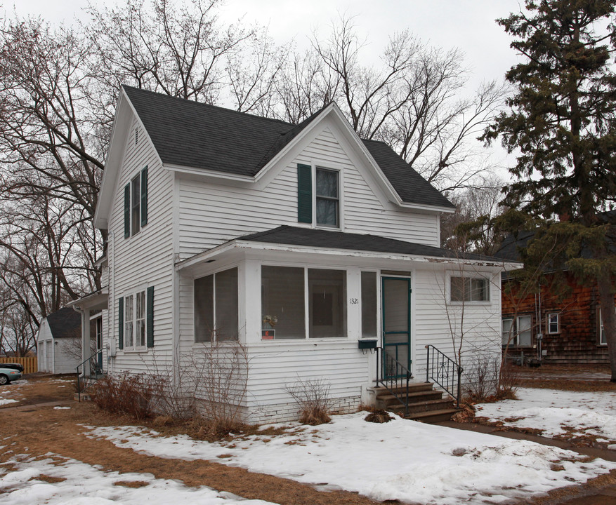 1321 6th St E in Menomonie, WI - Foto de edificio