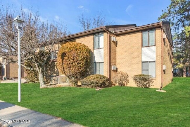 25 Meadow Green Cir in Englishtown, NJ - Building Photo - Building Photo