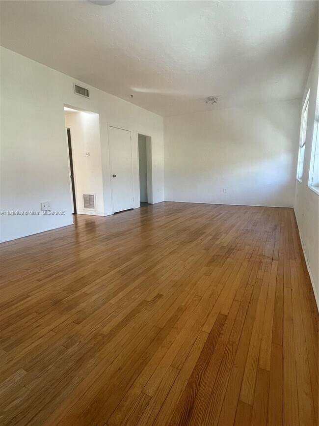 6945 Rue Vendome in Miami Beach, FL - Building Photo - Building Photo