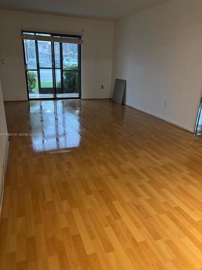 871 NE 207th Ln in North Miami Beach, FL - Building Photo - Building Photo