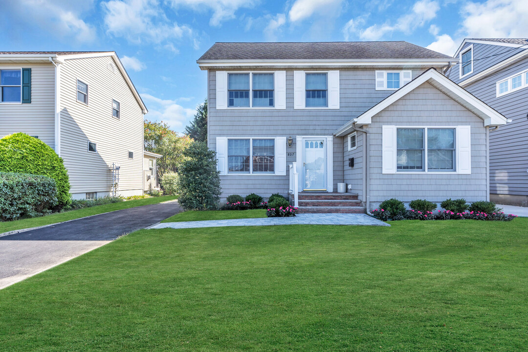 807 Prospect Ave in Spring Lake, NJ - Building Photo