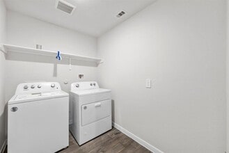 320 Darwin Pl in Lockhart, TX - Building Photo - Building Photo