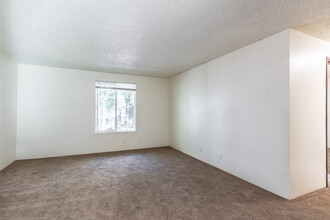 Sequoia Apartments in Springfield, OR - Building Photo - Interior Photo