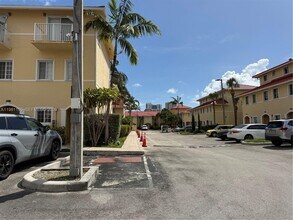 2032 NE 167th St in North Miami Beach, FL - Building Photo - Building Photo