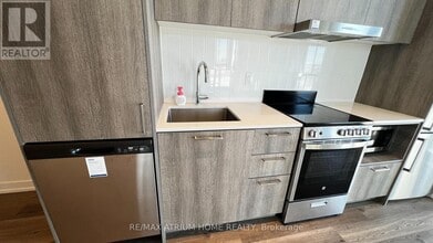 195 Commerce St in Vaughan, ON - Building Photo - Building Photo