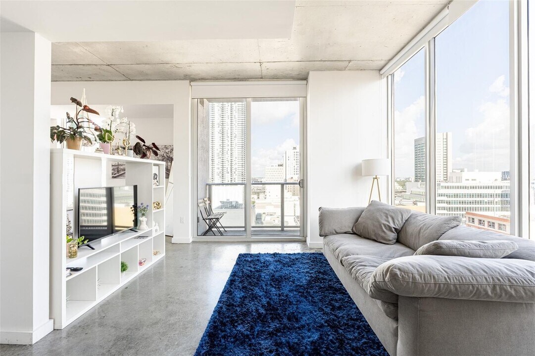 151 SE 1st St, Unit 1610 in Miami, FL - Building Photo