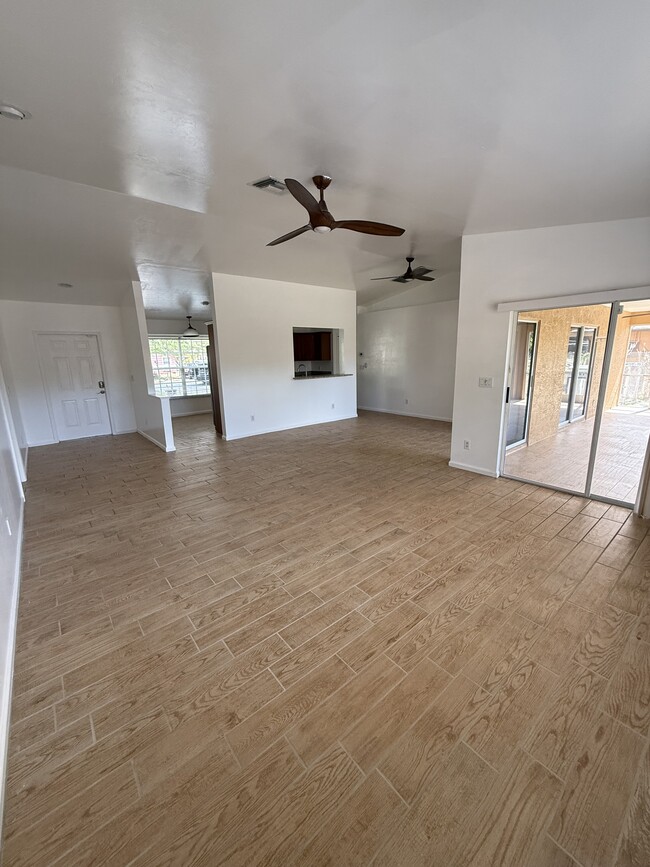 1222 S Alhambra Cir in Naples, FL - Foto de edificio - Building Photo