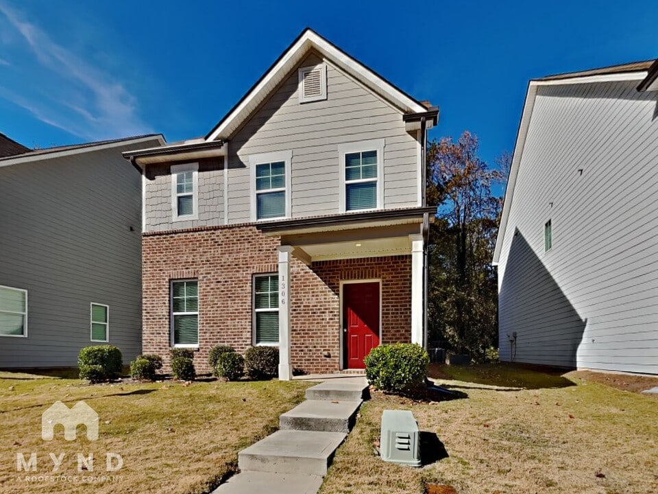 1306 Sweetbriar Cir in East Point, GA - Foto de edificio