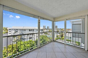 155 Yacht Club Dr in North Palm Beach, FL - Building Photo
