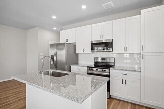 214 W Lewis St in Conroe, TX - Building Photo - Building Photo