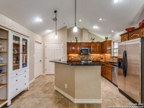 184 Quail Run in Lytle, TX - Building Photo - Building Photo