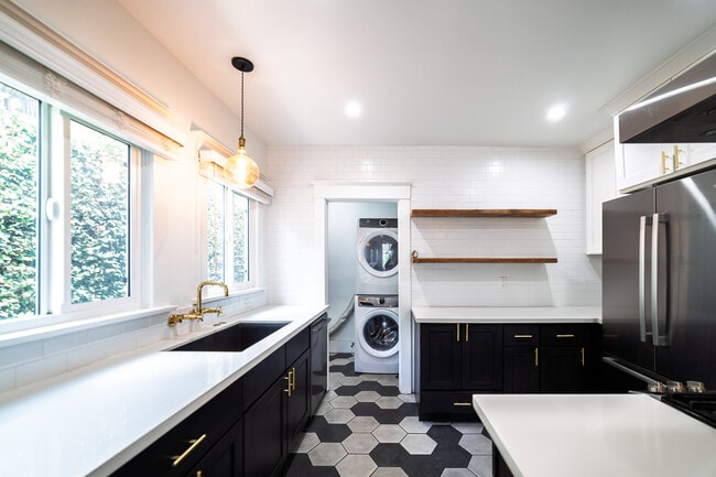 property at 1020 N Kingsley Dr