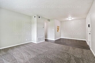 7096 Wildwood Cir in Louisville, KY - Building Photo - Building Photo