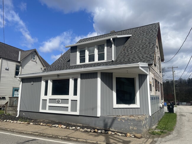 5745 Smithfield St in McKeesport, PA - Foto de edificio - Building Photo