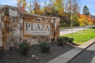 400 Plaza Dr in Pleasant Hills, PA - Foto de edificio - Building Photo