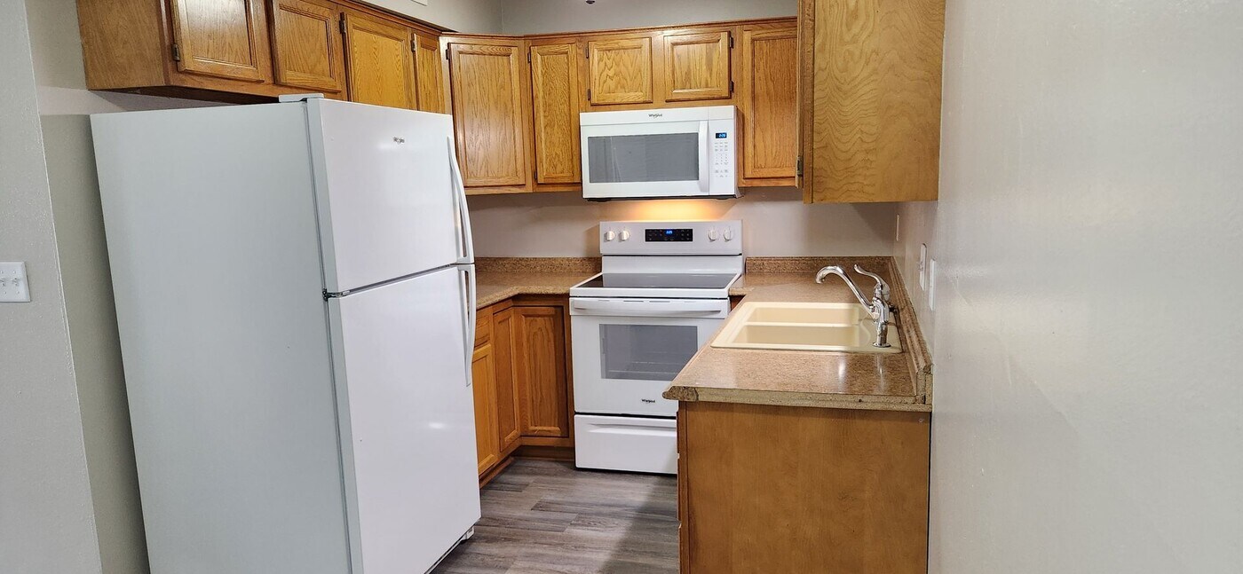 9503 University Ave in Clive, IA - Building Photo