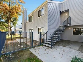 7675 N 1st St, Unit 109 in Fresno, CA - Foto de edificio - Building Photo