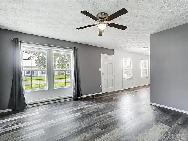 393 Ridgebury Dr in Xenia, OH - Building Photo - Building Photo