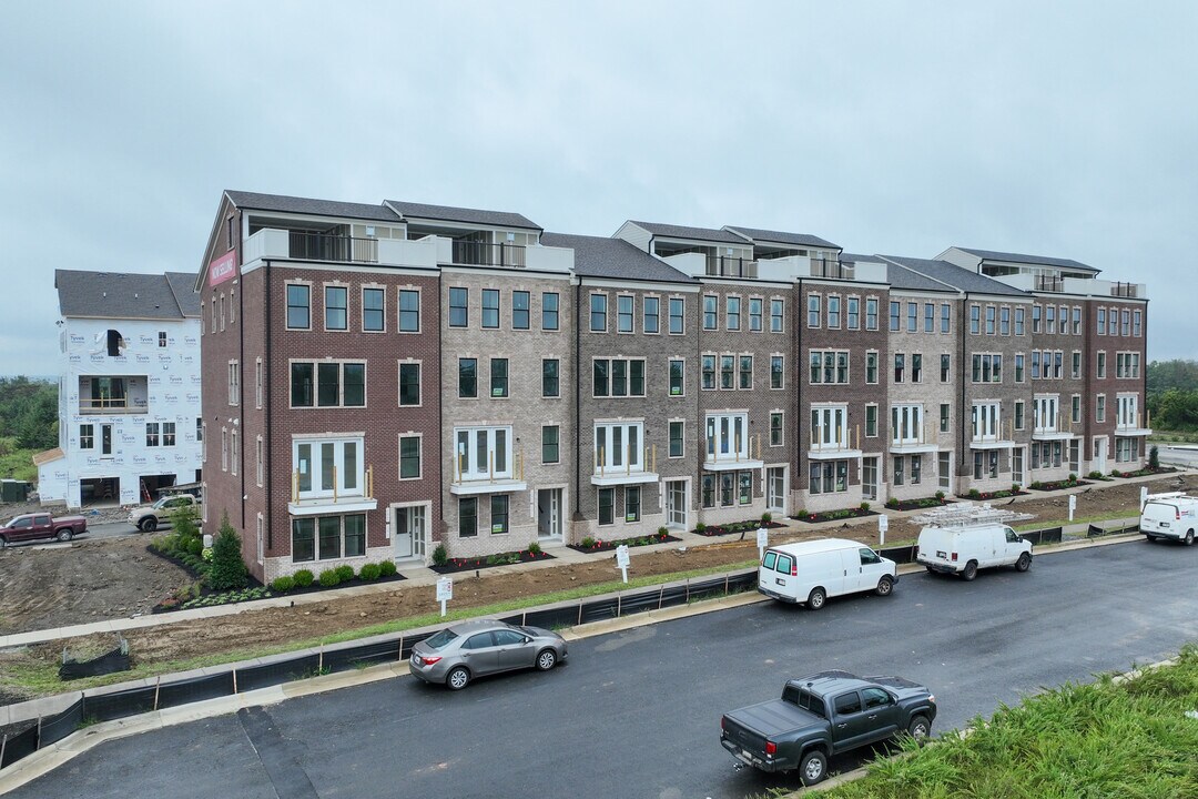 Goose Creek Village in Ashburn, VA - Building Photo
