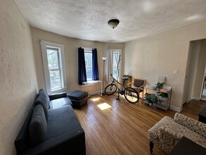 223 Boston Ave, Unit 4 BED VERY CLEAN in Medford, MA - Foto de edificio - Building Photo