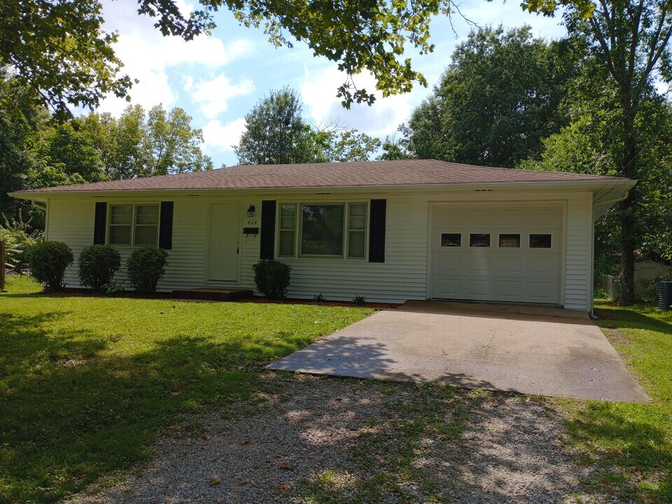 609 Pennant St in Columbia, MO - Building Photo