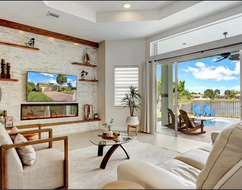 8163 Alberti Dr in Greenacres, FL - Building Photo