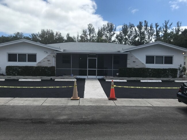 13155 Emerald Dr, Unit 4 in North Miami, FL - Building Photo - Building Photo