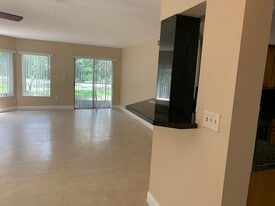 2460 NW 33rd St, Unit 1701 in Oakland Park, FL - Building Photo