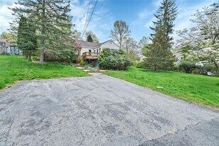 32 Highland Dr in Woodbury, NY - Building Photo