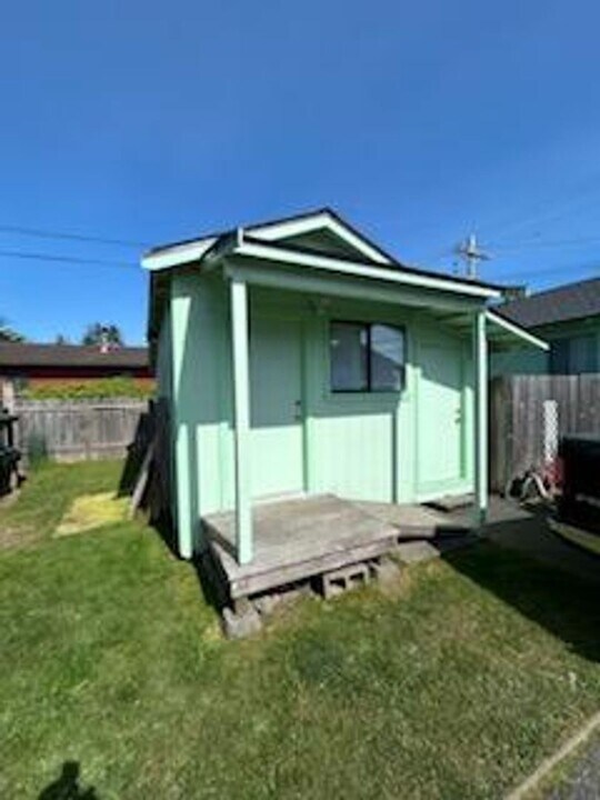 1983 Sutter Rd, Unit Unit #4 in Mckinleyville, CA - Building Photo
