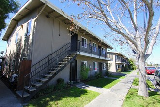 125 E Bay St in Costa Mesa, CA - Foto de edificio - Building Photo