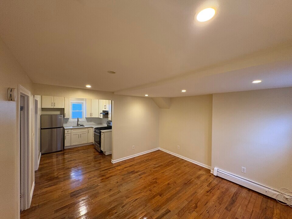 16049 122nd Ave, Unit 2 br 1 ba in Jamaica, NY - Building Photo