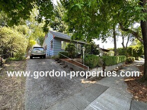 4009 SE Flavel St in Portland, OR - Building Photo - Building Photo