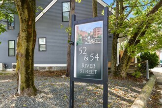 52R River St, Unit 5 in Boston, MA - Foto de edificio - Building Photo