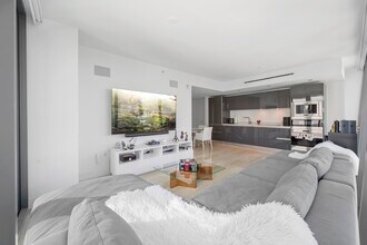 1451 Brickell Ave, Unit 1106 in Miami, FL - Foto de edificio - Building Photo