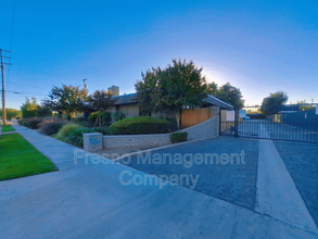 3683 N Fruit Ave in Fresno, CA - Foto de edificio - Building Photo