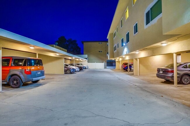 Apartment Building near SoFi with Pool, Co in Inglewood, CA - Building Photo - Building Photo