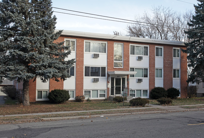 McClish Manor in West St. Paul, MN - Foto de edificio - Building Photo