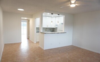 137 Canterbury F in West Palm Beach, FL - Building Photo - Building Photo