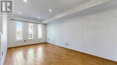 1050 Bristol Rd W in Mississauga, ON - Building Photo - Building Photo